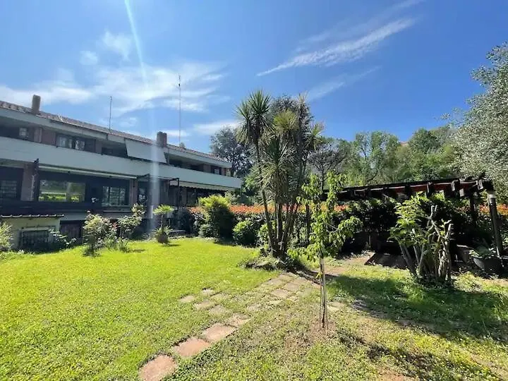 Villa La Dolce Vita - A Tropical Garden In Rome Italy